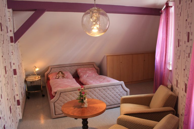 Schlafzimmer mit Doppelbett (180x200 cm)