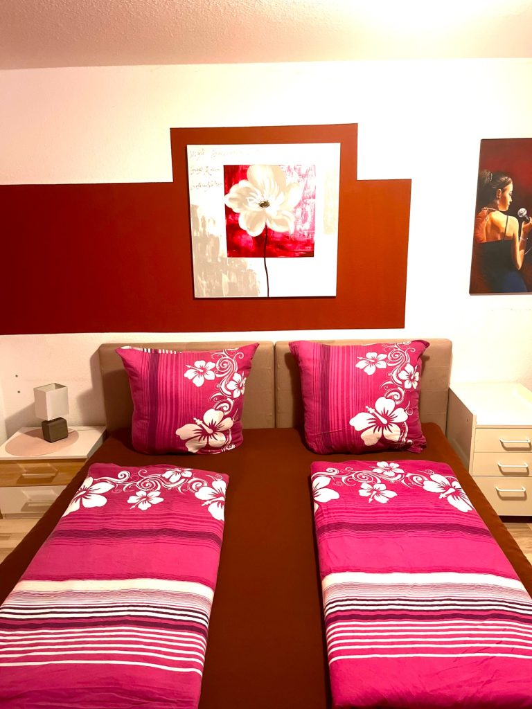 Schlafzimmer mit Doppelbett