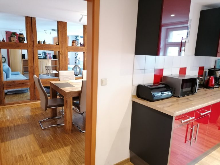 Blick aus der Küche in das Esszimmer