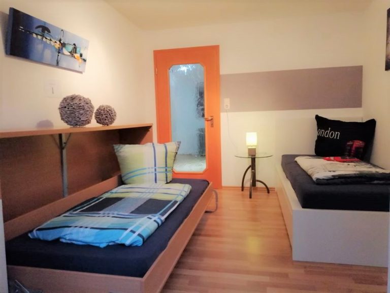 Schlafzimmer mit Einzelbett und Klappbett