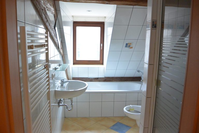 Bad mit Dusche und Wanne