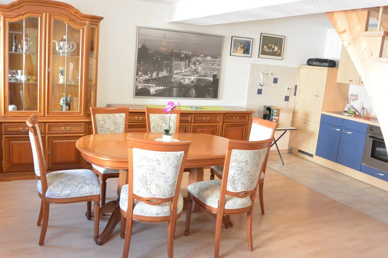 große Wohnküche mit Esstisch