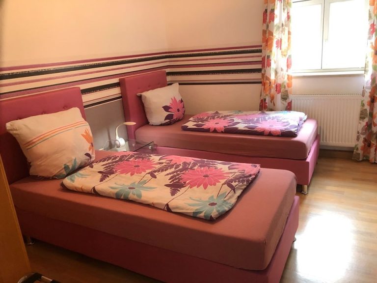 Schlafzimmer mit 2 Einzelbetten
