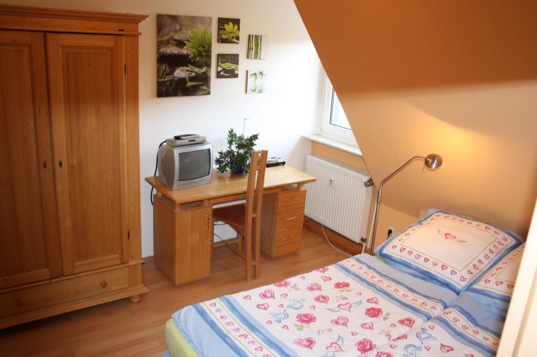 Schlafzimmer mit Doppelbett