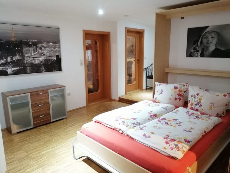 Schlafzimmer mit Doppoelbett