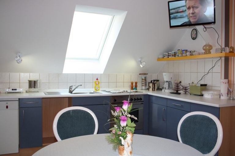 Küche mit Geschirrspüler und Eckbank