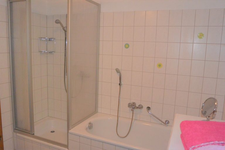 Bad mit Dusche und Wanne