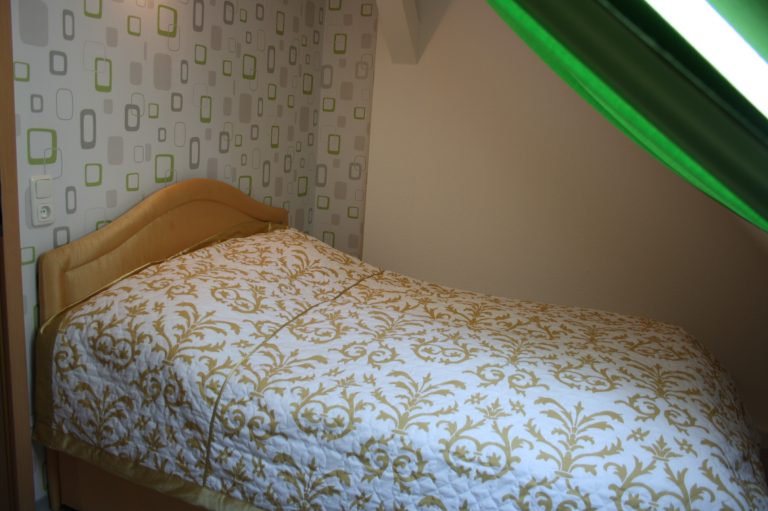 weiteres Zimmer mit Doppelbett (140x200 cm)